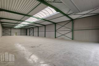 Uitstekend gelegen nieuwbouw<strong> KMO-unit van 621 m² te huur</strong>, op slechts 450 m van de op- en afrit 10 <strong>Beernem </strong>van de E40.<br /><br />De opslagruimte beschikt over een vrije hoogte van 6 m en is toegankelijk via een automatische sectionale poort met een aparte toegangsdeur. Daarnaast is de loods uitgerust met een lichtstraat met rookluik, de nodige elektriciteitsvoorzieningen en energiezuinige LED-verlichting.<br /><br />Op het terrein is ruime parkeer- en manoeuvreerruimte voorzien. Beschikbaar vanaf september 2026.<br />De ruimte is geschikt voor zowel <strong>opslag als uitvoeren activiteiten.</strong><br />Tevens is het mogelijk om andere oppervlaktes te huren.<br /><br />Contacteer <strong>PANORAMA B2B</strong> voor bijkomende (technische) inlichtingen, plannen of een vrijblijvend plaatsbezoek via<strong> 0479 01 70 70</strong>.