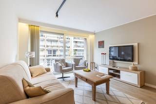 <strong>Knokke: Instapklare studio met slaaphoek te koop op een topligging in Knokke.</strong><br /><br />Gelegen in de gegeerde Paul Parmentierlaan, op een centrale en uitstekende locatie in Knokke, bevindt zich deze gerenoveerde en instapklare studio met slaaphoek. Dankzij de ligging op wandelafstand van de Zeedijk, het strand, winkels, restaurants en gezellige horecazaken geniet u hier van alles wat Knokke te bieden heeft. Dankzij de combinatie van de centrale ligging en de praktische indeling is deze studio ideaal als tweede verblijf, pied-à-terre aan zee of als investering.<br /><br /><strong>Indeling: </strong><br />Inkomhal, apart toilet, ingerichte keuken, ruim en lichtrijke leefruimte, eethoek, slaaphoek, badkamer met inloopdouche en lavabo.<br /><br /><strong>Troeven: </strong>
<ul><li>Instapklaar en volledig gerenoveerd in 2024.</li><li>Centrale ligging in Knokke. </li><li>Op wandelafstand van de Zeedijk, het strand, winkels en horeca. </li><li>Praktische slaaphoek.</li><li>Privatieve kelder en toegankelijke fietsenberging. </li></ul>
Meer informatie? Contacteer Ayita op 0496 13 43 12 of via ayita@eraservimo.be