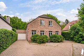 <p><strong>Verrassend ruime instapklare woning (2000) met prachtige, groene tuin met volwassen bomen en optimale privacy. </strong><br /><strong>Ideaal om wonen en werken te combineren! <br /></strong></p>
<p><span><strong>Indeling:</strong></span><br /><strong>Gelijkvloers</strong><br />- Inkomhal met gastentoilet.<br />- Gezellige <strong>leefruimte </strong>(ca. 44m²) op parketvloer met gashaard in natuursteen. - De grote raampartijen zorgen voor een aangename lichtinval en een mooi zicht op de tuin.<br />- <strong>Eetplaats</strong> met directe toegang tot het terras en de groene tuin. <br />- Volledig <strong>geïnstalleerde keuken</strong> (ca. 18m²) voorzien van kwalitatieve toestellen, veel kastruimte en een ATAG gasfornuis. Ruimte voor ontbijthoek.<br />- Praktische berging achter de keuken.<br />- Verder beschikt de woning over een uitzonderlijk <strong>ruime polyvalente ruimte</strong> (ca. 40m²) die momenteel ingericht is als muziekstudio/kantoor, voorzien van ingemaakte kastenwand en een <strong>kleine kitchenette</strong> (alsook van hieruit toegang tot het gastentoilet). Dit gedeelte heeft een eigen toegangsdeur waardoor privé mooi afgesloten kan blijven. Aansluitend bevindt zich een <strong>afzonderlijk bureau</strong>, vanwaar u rechtstreeks toegang heeft tot de ruime garage.<br />- <strong>Inpandige garage</strong> (ca. 32m²) met o.a. automatische poort, afgietbak, toegangsdeur naar buiten. Vanuit de garage luik naar de wijnkelder.<br /><br /><strong>Verdieping<br /></strong>- Ruime <strong>slaapkamer </strong>(ca. 19m²) met <strong>aansluitende dressing </strong>(ca. 12m²)<br />- <strong>Badkamer </strong>met dubbel lavabomeubel, douche en ligbad<br />- Nog <strong>drie </strong>volwaardige <strong>slaapkamers </strong>(ca. 19m², 22m², 22m²) <br />- <strong>Wasplaats </strong>met aansluiting wasmachine, lavabo en extra douche<br />- Vlizotrap naar de <strong>bergzolder</strong></p>
<p><span><strong>Algemeen:</strong></span><br />- De oprit biedt plaats aan meerdere wagens.<br />- Ruime garage met automatische poort.<br />- Wijnkelder.<br />- Verisure alarm.<br />- Kruipruimte onder de volledige woning.<br />- Het overdekte terras vormt de ideale plek om in alle rust te genieten van de tuin.<br />- De woning biedt bovendien bijzonder veel opslagruimte.<br /><span>- Gelegen op een</span><strong><span> </span>zeer centrale locatie,<span> </span></strong><span>op de grens met Brasschaat en Kapellen.</span><br /><span>- In de directe omgeving van diverse winkels, supermarkten, horeca, openbaar vervoer en in- en uitvalswegen.</span><br />- CV op aardgas (Buderus), via radiatoren<br /><br /><span>Stedenbouwkundige inlichtingen in aanvraag</span></p>