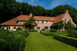 INDIEN U EEN BEZOEK WENST IN TE PLANNEN GELIEVE EEN AANVRAAG TE MAILEN NAAR TINNE.VAN.MECHELEN@HILLEWAERE.BEEen charmante villa waar ruimte, rust en...