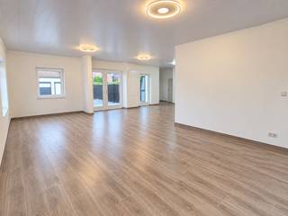 <p>Op zoek naar een ruime, comfortabele woning op een gunstige locatie in Drongen? Ontdek deze volledig vernieuwde bungalow met een bewoonbare oppervlakte van maar liefst 171 m², een grote tuin, een garage en een ruime oprit met tal van parkeermogelijkheden op eigen terrein.</p>
<p></p>
<p>Bij het betreden van de woning word je verwelkomd in een bijzonder ruime en aangename leefruimte, die naadloos aansluit op de open leefkeuken.</p>
<p>De woning beschikt verder over drie volwaardige slaapkamers, een aparte berging/wasplaats, een bureauruimte en een badkamer.</p>
<p></p>
<p>Ook aan opbergruimte is er geen gebrek dankzij de praktische zolder, die ideaal is als extra stockageruimte.</p>
<p></p>
<p>Buiten geniet je van een grote, aangename tuin die tal van mogelijkheden biedt om te ontspannen en volop van het buitenleven te genieten.</p>
<p>De garage, ruime oprit en extra parkeergelegenheid op eigen terrein maken het geheel compleet.</p>
<p></p>
<p>Troeven van deze woning:</p>
<ul>
<li>Volledig vernieuwde woning</li>
<li>Bewoonbare oppervlakte van 171 m²</li>
<li>Drie volwaardige slaapkamers</li>
<li>Ruime leefruimte met open keuken</li>
<li>Aparte berging/wasplaats</li>
<li>Praktische bureauruimte</li>
<li>Badkamer</li>
<li>Zolder met extra stockagemogelijkheden</li>
<li>Grote, aangename tuin</li>
<li>Garage en ruime oprit</li>
<li>Voldoende parkeergelegenheid op eigen terrein</li>
<li>Gunstige ligging in Drongen</li>
</ul>
<p></p>
<p>Interesse in deze woning? Contacteer Nele op nele@cornelis-goeman.be of <strong>0470 79 66 20</strong> voor meer informatie of om een bezoek ter plaatse in te plannen. Misschien wordt dit binnenkort wel jouw nieuwe thuis!</p>
<p></p>
<p>*De opgegeven informatie en oppervlaktes zijn informatief en niet bindend.</p>