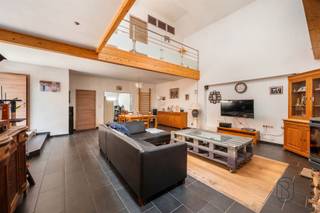 Deze ruime loft van ongeveer 400 m², gelegen in het hart van het dorp Dottignies, biedt veel ruimte en ruime mogelijkheden om naar eigen smaak in te richten.De begane grond bestaat uit een ruime hal, een woonruimte, een ingerichte keuken, een badkamer, een apart toilet en een aparte wasruimte.Op de bovenverdieping vindt u een hal op de mezzanine, twee slaapkamers en een ontspanningsruimte. De hoofdslaapkamer beschikt over een inloopkast, een ruimte die kan worden ingericht als kantoor en toegang tot een buitenterras. Er is ook de mogelijkheid om hier een eigen badkamer te creëren, zodat een echte oudersuite ontstaat. De loft is onder meer voorzien van PVC-kozijnen met dubbele beglazing, centrale verwarming op gas op de bovenverdieping en vloerverwarming op de begane grond. Verder is het voorzien van zonnepanelen, een boiler van 300 liter, een elektrische installatie die aan de voorschriften voldoet, een artesische put, een nieuw dak en dakconstructie, evenals een alarmsysteem en een videofoon.Sommige ruimtes moeten nog worden afgewerkt, waardoor toekomstige bewoners de mogelijkheid hebben om de woning naar eigen wens en behoefte in te richten.Een bijzondere en ruime loft met talrijke inrichtingsmogelijkheden in een centrale omgeving.