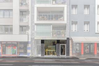 Dit moderne handelspand (bouwjaar 2013) op de Alfons Pieterslaan combineert een strategische ligging met een hoogwaardige afwerking. Gelegen op een van de drukste punten van Oostende, bent u hier verzekerd van maximale visibiliteit en een constante stroom aan voorbijgangers.De troeven op een rij:*Maximale zichtbaarheid: Gelegen in een dynamische winkelstraat met veel passage en een sterke commerciële mix (o.a. Carrefour Market, Kruidvat, banken).*Instapklaar &amp; modern: Volledig afgewerkt met een stijlvolle vloer en een uitstekend EPC-label A.*Ruimte &amp; licht: Een diep, ruimtelijk pand dat achteraan uitgeeft op een aangenaam zonnig terras.*Gelegen in een straat met tweerichtingsverkeer, kortparkeermogelijkheden en een laad- en loszone vlak voor de deur.*Comfort: Voorzien van een geïnstalleerd keukentje en een modern toilet.*Technieken: Verwarming op gas via een condenserende kachel.Het pand is uiterst flexibel in te richten en leent zich perfect voor een winkel, kantoorruimte, praktijk voor vrije beroepen, galerij of horeca-invulling.U bevindt zich hier in het kloppende hart van de stad, op wandelafstand van de jachthaven, het Mu.ZEE en het stadhuis. De buurt kenmerkt zich door een gezonde mix van retail, kantoren en woningen, wat zorgt voor een divers en trouw cliënteel.Bent u klaar om uw professionele droom waar te maken op deze toplocatie?Neem vandaag nog contact op voor een bezoek ter plaatse en ontdek de mogelijkheden van dit unieke pand!Bestuursmaatregelen in het maatregelenregister: nee