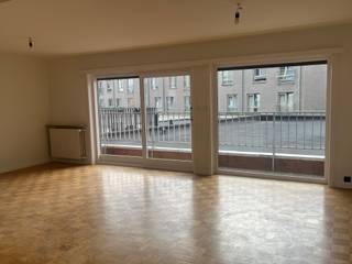 <p><strong>Te huur: ruim appartement met 3 slaapkamers in het centrum van Waregem.</strong></p>
<p><br /><u><strong>Indeling:</strong></u></p>
<p>Inkomhal, heel ruime leefruimte in parket met rechtstreekse toegang tot het terras, aparte, volledig uitgeruste keuken met berging, drie slaapkamers, vernieuwde badkamer en een apart toilet.</p>
<p><em>Mogelijkheid om garage in de straat bij te huren.</em></p>
<p> </p>
<p><u><strong>Troeven:</strong></u></p>
<ul><li>Onmiddellijk vrij</li><li>Volledig herschilderd</li><li>Vernieuwde technieken</li><li>Gelegen in het centrum</li></ul>
<br /><strong>Interesse in dit appartement? Neem dan zeker contact op met ERA Bossuyt voor meer info of een bezoek - 056/61.10.10.</strong>
