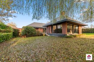 <p>Te koop: karaktervolle architectenwoning (bungalow) in open bebouwing te Asse, gelegen in een rustige straat en omgeven door groen.</p>
<p> </p>
<p>Deze gelijkvloerse woning uit 1973 biedt een slimme en praktische indeling op een ruim perceel van 21a13ca. De ligging in een landelijke omgeving garandeert rust en privacy, terwijl de garage en grote tuin van 1854 m² extra comfort en gebruiksmogelijkheden bieden. De architectuur en indeling maken het huis bijzonder geschikt voor wie houdt van ruimte en overzicht.</p>
<p> </p>
<p>Belangrijkste ruimtes:<br />• Ruime woonkamer (46,6 m²) met veel lichtinval<br />• Eetkamer (11,6 m²) aansluitend op de keuken<br />• Keuken (26,6 m²) met toegang tot het terras<br />• Slaapkamer met dressing (31,1 m²)<br />• Badkamer (20,4 m²)<br />• Inkomhal (7,75 m²)<br />• Berging (8,2 m²)<br />• Dubbele garage (47,8 m²)<br />• Zolder (14,2 m²)<br />• Terras (57 m²) en grote tuin (1854 m²)</p>
<p> </p>
<p>Troeven:<br />• Architectenwoning met praktische gelijkvloerse indeling<br />• Rustige ligging in groene, landelijke omgeving<br />• Ruim perceel met grote tuin en garage</p>
<p> </p>
<p>Neem vandaag nog contact op met je ERA-makelaar voor een bezoek.</p>
<p> </p>
<p>JOUW DROOMHUIS. ZO GEVONDEN!</p>