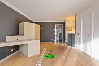 Dit ruim éénslaapkamerappartement bevindt zich in het centrum van Oostende, op wandelafstand van alle voorzieningen. Om de hoek is er de Zeedijk met het strand en wat verderop is er het commerciële en bruisende stadscentrum waar alle winkels en faciliteiten beschikbaar zijn.<br /><br />Het appartement is volledig instapklaar en dankzij de ligging uitermate interessant voor alle doeleinden, gaande van vaste bewoning of als tweede verblijf. <br /><br />De grote leefkamer is lichtrijk dankzij het brede raampartij. Aansluitend is er een functionele kookhoek. Verder is er één grote slaapkamer aanwezig. De badkamer werd reeds vernieuwd en is uitgerust met een modern lavabomeubel en een grote inloopdouche, het toilet is apart. <br /><br />Aan bergruimte geen gebrek; in het appartement zelf is er een technische berging en in de kelderverdieping is er tevens een privatieve berging aanwezig. <br /><br />Het pand beschikt daarenboven over een blanco asbestattest en een zeer gunstig EPC label A!<br /><br />Bent u op zoek naar een interessante investering of dé perfecte uitvalsbasis aan de kust? Aarzel dan niet en neem contact op voor meer info of een afspraak! <br /><br />