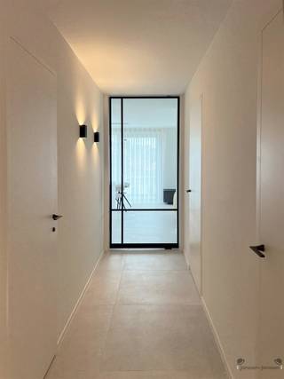 <p><span>Prachtig </span><span>nieuwbouwappartement</span><span> gelegen in Residentie Durmedijk in hartje Hamme!</span></p><p><span> </span></p><p><span>Dit appartement op verdieping maakt deel uit van een kleinschalig complex (3 appartementen) en heeft een praktische inkomhal, apart toilet, eet- en zithoek, keuken met kasten (toestellen nog vrij te kiezen twv € 10 000), berging en 2 ruime slaapkamers. Daarnaast heeft u een terras van 4m² waar u kan genieten van de rust en het zonnetje.</span></p><p><span> </span></p><p><span>➡️</span><span> !!Inclusief ondergrondse garage én extra kelderberging!!</span></p><p><span> </span></p><p><span>Bijkomende troeven:</span></p><ul><li><span>energiezuinig: E-peil van <20 (mede door warmtepomp, vloerverwarming, zonnepanelen, hoogrendementsglas)</span></li><li><span>elektrische keuring conform</span></li><li><span>ventilatiesysteem C+</span></li><li><span>recuperatie van regenwater (toilet en buitenkranen)</span></li><li><span>afgewerkt met duurzame materialen van hoge kwaliteit (zie lastenboek op kantoor aanwezig)</span></li></ul><p><span> </span></p><p><span>Meer info m.b.t. plannen, technische beschrijving en keuze van beschikbare appartementen op kantoor aanwezig!</span></p><p><span> </span></p><p><span>Interesse? Maak vrijblijvend een afspraak op 052/50 50 00.</span></p><p><span>Wij adviseren u graag!</span></p><p><span> </span></p>