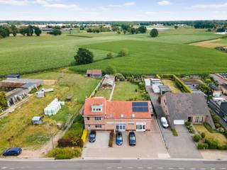 WONEN ÉN ONDERNEMEN ONDER ÉÉN DAK – RUIME WONING MET MULTIFUNCTIONEEL BIJGEBOUWOp zoek naar een eigendom waar je comfortabel kan wonen én ruimte hebt...