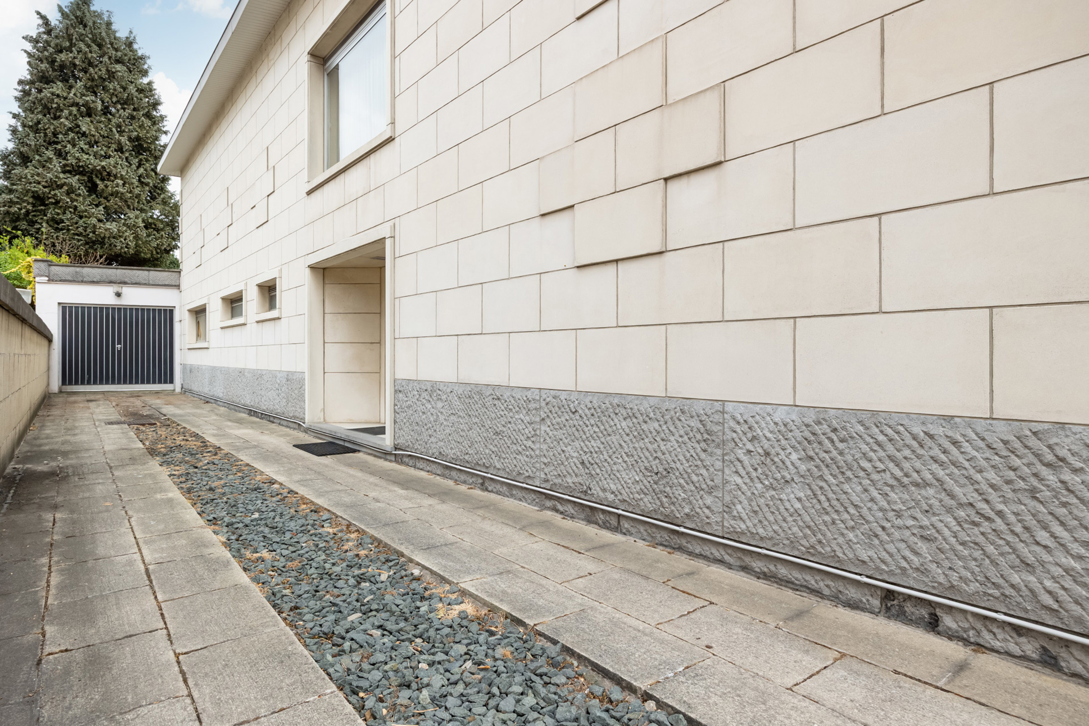 Uitzonderlijk groot gebouw met appartement en handelsruimte - foto 2