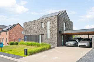 Moderne energiezuinige woning in centrum Kruishoutem: een zeldzame kans. Topgelegen, recente en perfect onderhouden woning met dubbele carport, aangelegde tuin en extra poolhouse.Op een absolute topligging in het centrum van Kruishoutem vinden we deze moderne, energiezuinige woning die tot in de puntjes verzorgd is. Een woning waar werkelijk alles klopt: instapklaar, eigentijds, praktisch én maniakaal goed onderhouden.Via de inkom kom je in de gezellige leefruimte, met aansluitend de volledig geïnstalleerde keuken met eiland en praktische berging. De aangename uitbouw zorgt voor extra licht en ruimte: een eetplaats en een fijne bureauruimte, met rechtstreekse verbinding naar de aangelegde terrassen en tuin.Boven beschikt de woning over 2 volwaardige slaapkamers, een dressing en een moderne badkamer. Daarnaast is er nog een ruime extra berging/wasplaats die mits inrichting perfect kan worden omgevormd tot een 3de slaapkamer. Handige zolder. Buiten geniet je van een handige oprit, dubbele carport en volledig aangelegde, omheinde tuin met meerdere terrassen. Als extra troef is er het afzonderlijke poolhouse, ideaal als ontspanningsruimte, hobbyruimte of extra bergruimte.Een moderne woning op een topligging, met een perfecte afwerking en uitzonderlijk onderhoudsniveau.TOPKANS voor wie comfortabel, energiezuinig en centraal wil wonen!