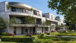 <h2><span>Residentie Helios – Eigentijds wonen in een groene omgeving</span></h2>
<p><span>Ontdek </span><strong><span>Residentie Helios</span></strong><span>, een stijlvol nieuwbouwproject aan de Omleiding 101-105 in Herent. Het project omvat </span><strong><span>18 hedendaagse appartementen</span></strong><span> met één, twee of drie slaapkamers en woonoppervlaktes van circa </span><strong><span>70 tot 120 m²</span></strong><span>. Moderne architectuur, energiezuinig wooncomfort en een groene omgeving komen hier mooi samen.</span></p>
<h3><span>Licht, ruimte en ruime terrassen</span></h3>
<p><span>De appartementen werden ontworpen met bijzondere aandacht voor licht en leefkwaliteit. </span><strong><span>Grote raampartijen</span></strong><span> zorgen voor een aangename, open sfeer en verbinden de leefruimtes met de royale terrassen. Van hieruit geniet je van een prachtig zicht op het </span><strong><span>groene private binnenpark</span></strong><span>, dat een rustig karakter geeft aan de volledige residentie.</span></p>
<p><span>Met verschillende indelingen en oppervlaktes biedt Helios een gevarieerd aanbod. Van een praktisch éénslaapkamerappartement tot een ruim drieslaapkamerappartement: zowel voor eigen bewoning als voor investering zijn er verschillende mogelijkheden.</span></p>
<h3><span>Energiezuinig en comfortabel wonen</span></h3>
<p><span>Residentie Helios combineert hedendaags wooncomfort met moderne, energiezuinige technieken. Ieder appartement wordt onder meer uitgerust met </span><strong><span>vloerverwarming, een warmtepomp, zonnepanelen en ventilatiesysteem D</span></strong><span>. Dit resulteert in een hoog wooncomfort, een gezond binnenklimaat en een bijzonder energiezuinige woning.</span></p>
<p><span>De </span><strong><span>ruime leefterrassen</span></strong><span> vormen bovendien een echte verlenging van de woonruimte en maken het mogelijk om volop te genieten van de groene omgeving.</span></p>
<h3><span>Parkeren en fietsen uit het zicht</span></h3>
<p><span>Onder het gebouw bevindt zich een ruime ondergrondse verdieping met </span><strong><span>autostaanplaatsen en private bergingen</span></strong><span>. Ook voor fietsers is er voldoende ruimte voorzien. Zowel op het gelijkvloers als in de kelder bevinden zich comfortabele fietsenstallingen, met plaats voor gewone fietsen én bakfietsen.</span></p>
<h3><span>Strategische ligging tussen Leuven en Brussel</span></h3>
<p><span>Helios geniet van een centrale ligging in Herent, op korte afstand van Leuven en met een vlotte verbinding richting Brussel. Winkels, scholen, openbaar vervoer en andere dagelijkse voorzieningen bevinden zich in de nabije omgeving. Zo combineert het project een </span><strong><span>groene en aangename woonomgeving met een uitstekende bereikbaarheid</span></strong><span>.</span></p>
<h3><span>Oplevering voorzien in juni 2027</span></h3>
<p><span>De bouwwerken van Residentie Helios zijn momenteel volop aan de gang. De afwerking en oplevering van de appartementen is voorzien tegen </span><strong><span>juni 2027</span></strong><span>.</span></p>
<p><strong><span>Residentie Helios staat voor modern, energiezuinig en comfortabel wonen, met royale buitenruimtes en groen als centrale troef.</span></strong></p>
