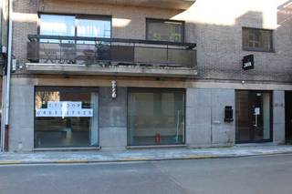 Commercieel handelspand met vele doeleinden, in het centrum en volledig gerenoveerd.Inkomhal 9 m² met commercieel ruimte 50 m², en drie aparte kamers...