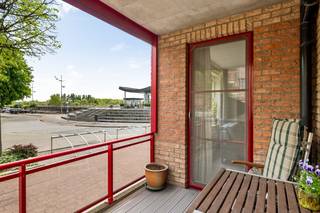 Zeer gunstig en rustig gelegen appartement aan de Kaai-Heldenplaats in Boom, dat een open &amp; aangenaam uitzicht op het plein biedt.  Dit eigendom bevindt zich op wandelafstand van het centrum van Boom met alle winkels, scholen en het openbaar vervoer.  De oprit van de A12 Antwerpen-Boom ligt op slechts enkele minuten rijden.  <br /><br />Dit gebouw werd opgetrokken in 1994.  Het appartement bevindt zich op het gelijkvloers &amp; er is een LIFT aanwezig.  Het heeft een zeer goede EPC score (Label B) en het is volledig asbestveilig.  Het dak werd vernieuwd en volledig geïsoleerd &amp; een nieuwe individuele condensatieketel van Vaillant werd in 2025 geplaatst.   Dit eigendom werd steeds zeer goed onderhouden en is volledig instapklaar!     <br /><br />De <strong>indeling</strong> is als volgende:<br /><strong>-1: </strong>een privatieve berging, een gemeenschappelijke fietsenberging en mogelijkheid tot aankoop autostaanplaats nr 22 <br /><strong>GLVL: </strong>een inkomhall, 3 slaapkamers met ingemaakte kasten, een berging, een apart toilet, een modern ingerichte badkamer, een woonkamer, een nieuw volledig ingerichte keuken en een overdekt terras met elektrische zonnescreens.<br /><br />📞 Contacteer ons vandaag nog voor een afspraak ter plaatse via info@leximmo.be of 03/459.99.99!<br /><br /> 