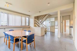 Het pand dat recent heeft dienst gedaan als kantoor is rustig (residentieel) gelegen doch op wandelafstand (250m) van het centrum van Genk...