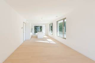 <p>Op zoek naar een splinternieuw appartement zonder bouwstress of lange wachttijden? Dit volledig afgewerkte en onmiddellijk beschikbare nieuwbouwappartement van 105 m², gelegen op de eerste verdieping, combineert modern wooncomfort, energiezuinigheid en een uitzonderlijke ligging aan de bosrand van Mechelen.</p><p>De ruime leefruimte met open keuken geniet dankzij de grote raampartijen van een overvloed aan natuurlijk licht en een aangenaam zicht op het omliggende groen. Het appartement beschikt over twee volwaardige slaapkamers, een stijlvolle badkamer en een praktische berging. De kwalitatieve afwerking zorgt ervoor dat je meteen kunt verhuizen en genieten.</p><p>Gelegen in een rustige, autoluwe woonomgeving met parkgroen en wandelpaden woon je hier midden in het groen, terwijl winkels, scholen, openbaar vervoer en belangrijke verbindingswegen zich vlakbij bevinden. Zo combineer je moeiteloos rust, natuur en bereikbaarheid.</p><p>Dankzij de energiezuinige technieken geniet je van een hoog wooncomfort en een lagere energiefactuur. Bovendien is dit appartement onmiddellijk beschikbaar, ideaal voor wie snel een nieuwe thuis zoekt of op zoek is naar een zorgeloze investering.</p><p>Extra comfort wordt voorzien door de ondergrondse parkeergarage. Een ondergrondse autostaanplaats dient afzonderlijk aangekocht te worden, zodat de bovengrondse omgeving groen, veilig en autoluw blijft.</p><p>Interesse? Contacteer ons voor meer informatie of een bezoek ter plaatse.</p>