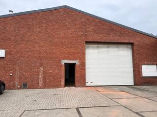 <span>Magazijn van 246 m2, gemakkelijk bereikbaar regio Kasterlee (Lichtaart), met elektrische sectinaalpoort en parking is voorzien.<br />Mag als 'bedrijvigheid' verhuurd worden of gewoon als 'opslag'.</span>