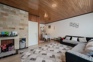 Ontdek deze ruime bel-etagewoning te koop, gelegen langs de Dokter Eduard Moreauxlaan te Oostende. Dit eigendom bevindt zich op een absolute toplocatie op wandelafstand van de duinen en het strand. Dankzij de nabijheid van diverse lokale voorzieningen geniet u hier van een uitstekende bereikbaarheid. De woning vraagt om wat opfrissing, maar beschikt over enorm veel potentieel.<br /><br />Indeling<br />* Gelijkvloers<br />- inkomhal<br />- garage met automatische poort<br />- buitenkoer<br />- stockageruimtes van ca. 90m²<br /><br />* 1ste verdieping<br />- leefruimte en eetkamer<br />- slaapkamer 1 (10m²)<br />- keuken voorzien van gasfornuis, spoeltafel en oven met toegang tot het zonnige terras (14m²)<br />- afzonderlijk toilet<br />- terras (5m²)<br /><br />*2de verdieping<br />- slaapkamer 2 (22m²)<br />- slaapkamer 3 (11m²)<br />- slaapkamer 4 (11m²)<br />- badkamer uitgerust met lavabo, spiegelkast en douchecabine<br />- afzonderlijk toilet<br />- terras (5m²)<br /><br />Het pand is verhuurd aan € 850/maand aan trouwe huurders (al 7 jaar), wat u een zorgeloze, zekere huurinkomst garandeert.<br /><br />Troeven:<br />- vier volwaardige slaapkamers<br />- zonnige terrassen en buitenkoer<br />- enorm veel potentieel dankzij de grote opslagruimtes<br />- rustige doch vlot bereikbare locatie<br /><br />Heeft u interesse in deze woning te koop? Contacteer ons snel voor een bezoek ter plaatse!<br /><br />Dit pand is onderworpen aan de renovatieverplichting van de Vlaamse overheid voor residentiële gebouwen (behoudens bij sloop binnen 5 jaar na de aankoop). Consulteer voor meer informatie de website van het Vlaams Energie- en Klimaatagentschap via https://www.vlaanderen.be/een-woning-kopen/renovatieverplichting-voor-residentiele-gebouwen<br /><br />Bestuursmaatregelen in het maatregelenregister: nee