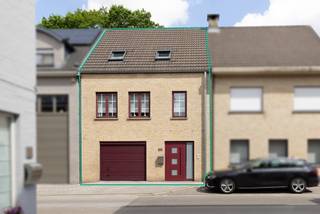 Deze verzorgde en instapklare bel-etagewoning is gunstig gelegen nabij het centrum van Bornem en combineert een praktische indeling met comfortabel wonen. Op het gelijkvloers bevinden zich een ruime inkom- en traphal, een apart gastentoilet, een berging, een veelzijdige hobbyruimte en een inpandige garage. Vanuit de woning heeft u toegang tot een aangenaam terras met gezellige stadstuin, ideaal om in alle rust te genieten van het buitenleven. De eerste verdieping vormt het hart van de woning en omvat een volledig ingerichte keuken, een lichtrijke leefruimte, een comfortabele zithoek en apart toilet. Aansluitend bevindt zich een extra terras waar u heerlijk kunt ontspannen. Op de tweede verdieping geeft de nachthal toegang tot drie volwaardige slaapkamers en een volledig ingerichte badkamer. Dankzij het gunstige EPC-label B is deze woning bovendien energiezuinig, wat resulteert in een aangenaam wooncomfort en lagere energiekosten. Een ideale gezinswoning voor wie op zoek is naar ruimte, comfort en een centrale ligging. Contacteer ons via 03/283.84.84 of mail naar gert@ax-quality.be voor een bezichtiging en ontdek zelf de troeven van dit pand.