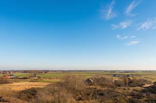 Lichtrijk en volledig gerenoveerd 2 slaapkamer appartement te huur gelegen op de vijfde verdieping van de Residentie "Majestic". Dit zuidgericht appartement geniet van een fantastisch uitzicht over de duinen en situeert zich vlakbij openbaar vervoer (tram), winkels en zeedijk. Gemeenschappelijke fietsenberging op het gelijkvloers.<br /><br />Indeling:<br />- inkomhal (3m²)<br />- ruime leefruimte (25m²) met open keuken<br />- open keuken voorzien van frigo met diepvriesvak, vitro-keramische kookplaat, combi-oven en vaatwasmachine<br />- badkamer (5m²) voorzien van inloopdouche, dubbel lavabomeubel en aansluiting wasmachine<br />- apart toilet<br />- slaapkamer 1 (13m²)<br />- slaapkamer 2 (9m²)<br />- terras (3m²)<br /><br />Pluspunten:<br />- prachtig open zicht over de duinen<br />- zonnig zuidgericht appartement<br />- conform elektriciteitsattest<br />- lichtrijk appartement (brede façade)<br />- gemeenschappelijke fietsenberging op het gelijkvloers<br />- vlot bereikbaar<br /><br />Vrij vanaf 01/09/2026.<br />Provisie algemene kosten: € 50,00 per maand<br />Provisie verbruik verwarming: € 70,00 per maand<br /><br />Ben je geïnteresseerd in dit pand te huur in Middelkerke? Ga naar de website www.dewaele.com, klik op het pand dat je wenst te huren. Via de rode knop "vraag je bezoek aan" vragen we u kort een profiel in te vullen. Daarna nemen we contact op voor een bezoek. Telefonisch kunnen er geen afspraken gemaakt worden.