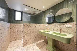 <p><strong>Prachtig gerenoveerde charmewoning met drie slaapkamers, drie badkamers en uitzonderlijk zicht op het groen, op een perceel van ca. 1.800 m². EPC-labe A (33kw/m2-jaar). Conforme elektriciteit</strong></p>
<p><strong>Ligging:</strong> vlakbij het centrum van Gierle, met een vlotte verbinding naar tal van invalswegen. Achteraan grenzend aan uitgestrekte weilanden.</p>
<p><strong>Indeling:</strong> -1:kelder. 0: Keuken, inkomhal, living, douche, vestaire, technische ruimte +1: badkamer, twee slaapkamers, +2: masterbedroom voorzien van een bad met aansluitende dressing, apart toilet.</p>
<p><strong>Omschrijving:</strong> deze volledig gerenoveerde woning met zeer veel charme biedt bijna 250m² bewoonbare oppervlakte op een perceel van ongeveer 1.800 m². Het absolute pareltje is de achterzijde: hier geniet u van een uniek, onbelemmerd zicht over de weilanden.</p>
<p>De woning beschikt over drie grote slaapkamers en drie badkamers, wat zorgt voor uitzonderlijk wooncomfort voor het hele gezin. Dankzij airconditioning blijft het binnen ook op warme dagen aangenaam. Met zonnepanelen en een EPC-label A is deze woning bovendien helemaal klaar voor de toekomst. De elektrische installatie werd gekeurd en is conform.<br /><br /></p>
<p><strong>Troeven:</strong></p>
<strong>-Volledig gerenoveerd, met veel charme</strong><br /><strong>-Bijna 250m² bewoonbare oppervlakte</strong><br /><strong>-Perceel van ca. 1.800 m²</strong><br /><strong>-Uniek, onbelemmerd zicht op weilanden </strong><br /><strong>-3 grote slaapkamers en 3 badkamers</strong><br /><strong>-Airconditioning</strong><br /><strong>-EPC-label A en zonnepanelen</strong><br /><strong>-Conforme elektrische keuring</strong><br /><strong>-Vlak bij het centrum van Gierle en tal van invalswegen<br /></strong><br /><strong>Bijzonder informatieplicht:</strong> In aanvraag