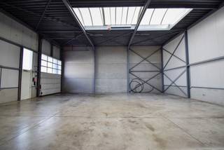 Instapklare KMO-unit van 225 m² met sectionaalpoort. Strategisch gelegen nabij de N76 (2,8 km) en de E314 (4,8 km), met een bushalte op 2,3 km en het...