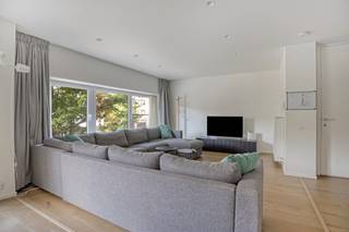 Ontdek dit ruime en instapklare appartement van 96 m², gelegen in een rustige en aangename woonomgeving in Oostende. Dankzij de recente renovatie, de kwalitatieve afwerking en de uitstekende energieprestaties biedt dit appartement een ideale combinatie van comfort en duurzaamheid.<br /><br />De lichtrijke leefruimte vormt samen met de moderne open keuken het hart van de woning. Vanuit de keuken heeft u rechtstreeks toegang tot het terras.<br /><br />Het appartement beschikt over twee slaapkamers, een afzonderlijk gastentoilet en een stijlvolle badkamer met een ruime inloopdouche en een moderne lavabo.<br /><br />Met een EPC-label A en een uitstekende isolatie bent u verzekerd van een energiezuinige woning met een laag energieverbruik en optimaal wooncomfort.<br /><br />Dit appartement verkeert in uitstekende staat en is volledig instapklaar. Bovendien bestaat de mogelijkheid om een zeer ruime garage van 19 m² of 23 m² afzonderlijk aan te kopen, een bijzonder waardevolle troef in deze rustige buurt. Het gebouw beschikt over een lift maar biedt geen rechtstreekse toegang tot het appartement.<br /><br />Bent u op zoek naar een ruim, energiezuinig en smaakvol gerenoveerd appartement in Oostende? Contacteer dan de eigenaar via 0489/67.89.80 voor meer informatie of een bezoek.
