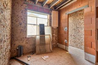 In een aangename en rustige omgeving in Deftinge worden twee kwalitatieve vernieuwbouwwoningen gerealiseerd. De woningen worden volledig afgewerkt en bieden modern wooncomfort gecombineerd met een uitstekende energiezuinigheid. Beide woningen worden verkocht aan registratierechten.
Elke woning beschikt over een praktische en hedendaagse indeling met onder meer 3 slaapkamers, waardoor ze ideaal zijn als gezinswoning. Dankzij de kwalitatieve bouwtechnieken en energiezuinige voorzieningen behalen beide woningen een EPC-label A. U geniet er bijgevolg van een aangenaam wooncomfort én een laag energieverbruik.
Ook aan het buitenleven en praktisch comfort is gedacht. Beide woningen beschikken over een eigen tuin, een carport en een handige tuinberging. Zo heeft u voldoende ruimte voor uw wagen, fietsen en tuinmateriaal.
Een uitstekende kans voor wie op zoek is naar een moderne, energiezuinige en instapklare woning in een aangename omgeving, zonder de zorgen van een renovatie. Ideale starterswoning of investering.
Wenst u meer informatie of een bezoek? Stuur gerust een mail naar Louis@immoaccenta.be