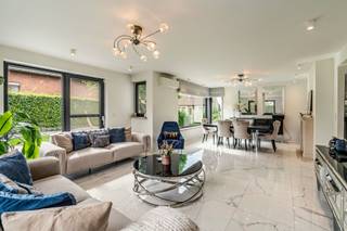 <p><strong>Te koop in Meise: villa met 4 slaapkamers</strong></p><p><br /></p><p>Deze mooi afgewerkte villa in Meise combineert ruime leefruimtes met een verzorgde en stijlvolle afwerking. De lichtrijke woonkamer sluit aan op de eetruimte, terwijl de ruime keuken met kookeiland rechtstreeks toegang geeft tot de tuin. Dankzij een slaapkamer en badkamer op het gelijkvloers is gelijkvloers wonen perfect mogelijk. De woning beschikt over 4 slaapkamers, 2 badkamers, een zeer ruime inpandige garage en een privatieve tuin. Wolvertem, Grimbergen, Wemmel en Merchtem zijn vlot bereikbaar.</p><p><br /></p><p><strong>Belangrijkste ruimtes:</strong></p><p>• Ruime inkomhal</p><p>• Lichtrijke woonkamer</p><p>• Keuken met kookeiland</p><p>• 4 slaapkamers (21 m², 15 m², 12 m² en 8 m²)</p><p>• 2 badkamers (waarvan 1 op het gelijkvloers)</p><p>• Zeer ruime inpandige garage</p><p><br /></p><p><strong>Troeven:</strong></p><p>• Verzorgde en stijlvolle afwerking met hoogwaardige materialen</p><p>• Gelijkvloers wonen mogelijk dankzij slaapkamer en badkamer</p><p>• Zeer ruime inpandige garage en privatieve tuin</p><p><br /></p><p><strong>Wens je een bezoek? Contacteer ERA LEUS &amp; TOYE via +3223351114 en plan een afspraak met Gilles Sato.</strong></p><p><br /></p><p><strong>JOUW DROOMHUIS. ZO GEVONDEN!</strong></p>