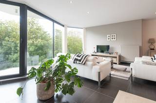 Fantastisch appartement (103m²) te koop gelegen op de vierde verdieping van Residentie Blue Flame langs de Euphrosina Beernaertstraat te Oostende. U bevindt zich op wandelafstand van winkels, openbaar vervoer, station, cultuur en gezellige horeca.Indeling: - inkomhal uitgerust met een vestiairekast- lichtrijke leefruimte voorzien van prachtige raampartijen waardoor het park naar binnen wordt getrokken- terras met prachtig groenzicht - open keuken uitgerust met een dubbele spoeltafel, vitro-keramische kookplaat, combi-oven, frigo met vriesvakje en vaatwas- berging voorzien van aansluiting wasmachine - badkamer voorzien van een dubbel lavabomeubel met spiegelkast, ligbad en douche - slaapkamer 1 (12m²)- slaapkamer 2 (11m²) met toegang tot het zonnig terrasje gelegen aan de achterzijde- afzonderlijk toilet met handwaslavaboBovendien kan u gebruik maken van de gemeenschappelijk fietsenberging. Pluspunten:- recent gebouw (2011)- perfect onderhouden appartement - 2 volwaardige slaapkamers- terras voor- en achteraan- mooie plafondhoogte (2m50)- topligging- gunstig EPC (label A)- mooie woonoppervlakte- geen vis-à-vis- conforme elektrische keuringWilt u dit pareltje met eigen ogen bewonderen? Neem vandaag nog contact met ons op voor meer informatie of om een bezoek in te plannen.Bestuursmaatregelen in het maatregelenregister: nee