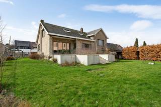 Deze ruime alleenstaande woning op een mooi perceel is gelegen aan de Ranstsebinnenweg in Emblem. Met een zonnige tuin, maar liefst vijf...