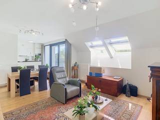 In Residentie Aureus, nabij het centrum van Poperinge, vinden we op de tweede verdieping dit appartement terug. De buurt is zeer rustig en op wandelafstand bevindt zich de Colruyt, net als alle andere nodige basisvoorzieningen. Parkeren kan op de private autostaanplaats achteraan en met de lift geraak je tot aan het appartement.<br /><br />Indeling:<br /><br />* Verdieping +2:<br />- inkomhal <br />- apart toilet<br />- leefruimte met open keuken uitgerust met ingemaakte kasten, een spoelbak, inductiekookplaat met dampkap, frigo, vaatwasser en oven<br />- zuidoost-gericht terras<br />- 2 slaapkamers (13 &amp; 8 m²)<br />- moderne badkamer (7 m²) voorzien van dubbele lavabo en bad met douchemogelijkheid<br />- berging/wasplaats (4 m²)<br />- grote zolderruimte (27m²) waarop je kan rechtstaan<br /><br />* Buitenniveau:<br />- private autostaanplaats<br />- gemeenschappelijke fietsen- en afvalberging<br /><br />=> EPC-label B<br />=> Beschikbaar vanaf 01/10/2026