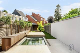 <p>High-quality, ideally located new-build home, stylishly finished in the centre of Waregem! <em>(subject to registration duties)</em></p>
<p><strong>Layout:</strong> entrance hall with cloakroom and separate toilet, bright living area opening onto the garden, open fully equipped kitchen (Dovy) with island, cold room, stair hall and cellar.<br />On the first floor you’ll find the landing, 2 full-sized bedrooms (one fitted out as a dressing room) and the bathroom.<br />The second floor offers 2 additional rooms and a storage area.</p>
<p>Fully landscaped, sun-oriented garden, swimming pool with sliding terrace and waterfall, plus a garden shed.</p>
<p><strong>HIGHLIGHTS:</strong></p>
<ul>
<li>
<p>Energy efficient: heat pump heating with cooling, solar panels</p>
</li>
<li>
<p>High-performance glazing with aluminium joinery</p>
</li>
<li>
<p>Luxurious, high-end finishes: bespoke designer cabinetry and lighting, sun screening with integrated lighting and Bluetooth speakers, full-height interior doors and windows, etc.</p>
</li>
<li>
<p>PRIME location in the heart of Waregem</p>
</li>
</ul>
<p>More info or a visit? Contact charlotte@immobeguin.be</p>
