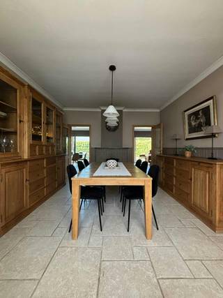Bent u op zoek naar een ruime woning op een rustige, maar vlot bereikbare locatie? Deze open bebouwing in Oekene biedt 250 m² aan bewoonbare oppervlakte en is door zijn veelzijdige indeling erg geschikt voor gezinnen, mensen met een vrij beroep of een ruimtevragende hobby.<br />De woning heeft 19 zonnepanelen en een thuisbatterij. <br /><br />Wonen, werken en praktische indeling<br />De begane grond is ruim opgezet en praktisch ingedeeld. Naast de ruime keuken beschikt de woning over twee aparte leefruimtes. Dit biedt de flexibiliteit om bijvoorbeeld een aparte zithoek, een speelkamer of een eetplaats in te richten. Voor wie regelmatig van thuis uit werkt, is het afzonderlijke bureau op het gelijkvloers een handige toevoeging.<br /><br />Omdat de belangrijkste leefruimtes zich op de benedenverdieping bevinden, is de woning ook geschikt om comfortabel in oud te worden. Voor extra bergruimte is er bovendien een koele kelder aanwezig.<br /><br />Bovenverdieping<br />Op de eerste verdieping bevinden zich 3 volwaardige slaapkamers. Een praktisch pluspunt is dat deze slaapkamers zijn uitgerust met airconditioning, wat zorgt voor extra comfort tijdens warme zomermaanden.<br /><br />Polyvalente ruimte met aparte ingang<br />Een grote troef van deze woning is het aangebouwde gedeelte. Deze royale polyvalente ruimte beschikt over een eigen, aparte ingang. Dit maakt de ruimte uiterst geschikt voor diverse doeleinden:<br /><br />Vrij beroep of bijberoep: Een ideale kantoor- of praktijkruimte, zeker gezien de aanwezigheid van 5 parkeerplaatsen op eigen terrein.<br /><br />Inwonend familielid: Geschikt als basis voor zorg- of kangoeroewonen.<br /><br />Hobby of ontspanning: Perfect in te richten als atelier, knutselruimte, mancave of speelkamer voor de kinderen.<br /><br />Bestuursmaatregelen in het maatregelenregister: nee