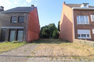 Ben je (al lang) op zoek naar dat unieke perceel bouwgrond op een TOPLOCATIE? Deze zuidgerichte bouwgrond is bijzonder gunstig, mooi en rustig gelegen aan de groene stadsrand, vlakbij de invalswegen (ring,Vosselaar, Merksplas). De grond leent zich tot het oprichten van een ruime eengezinswoning met eventueel zorgwonen. Een kantoorfunctie, vrij beroep of dienstverlening kan met een totale vloeroppervlakte van 100 m². Met een perceelsbreedte van 9 meter is er tevens de mogelijkheid om een inpandige garage te voorzien (is niet verplicht!). Bouwdiepte: gelijkvloers: 17 m, verdieping: 13 m + tweede verdieping onder dak. Dakkapellen zijn toegestaan op beide dakvlakken. Kelderverdieping is toegelaten. Een bijgebouw is mogelijk zoals aangeduid op het verkavelingsplan. Scholen zijn op wandelafstand (in de straat! + College vlakbij). Verdere 'Points of interest': Bakker, slager, Colruyt Vosselaar, XL winkelpark met Lidl, Aldi, Gamma...), een brasserie, een broodjeszaak... Wandelgelegenheid is er in de bossen en langs het kanaal. De gezellige jachthaven met winkels, gezellige eetgelegenheden, bars en winkels (Carrefour, Aldi, Kruidvat...), Postkantoor, zijn allemaal op fietsafstand. Extra troef: De straat wordt heraangelegd! Voor meer details kan u ons steeds contacteren.