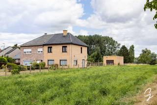TE KOOP IN HOFSTADE<br /><br />Bent u op zoek naar een degelijk gebouwde woning met een ruim perceel in een rustige, groene omgeving nabij Aalst? Dan is deze charmante halfopen bebouwing uit 1988 zeker een bezoek waard. Dankzij de solide constructie vormt deze woning de ideale basis om volledig naar eigen smaak in te richten.<br /><br />Via de lange oprit bereikt u de aparte garage met extra bergruimte, ideaal als werkplaats of hobbyruimte. De woning beschikt over een inkomhal met gastentoilet, een lichtrijke leefruimte, een ruime keuken met eethoek, een praktische berging en een volledig droge kelder.<br /><br />Op de eerste verdieping bevinden zich drie volwaardige slaapkamers en een badkamer, perfect voor een gezin.<br /><br />Buiten geniet u van een verzorgde tuin op een perceel van maar liefst 1.750 m². De volledig omheinde achtertuin biedt tal van mogelijkheden, zoals een grote tuin, moestuin of ruimte voor dieren. De rustige, landelijke ligging wordt gecombineerd met een vlotte bereikbaarheid naar Aalst.<br /><br />Interesse? Plan vandaag nog uw bezoek via 0470 06 40 60 of margot@cornelis-goeman.be.<br /><br />Tot binnenkort!