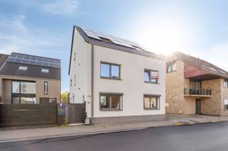 <p>Prix apd. Cette maison prête à emménager, dotée de pas moins de 5 chambres, a été entièrement rénovée (achèvement des travaux en 2025). L'isolation complète de la façade, la batterie domestique, les panneaux solaires et la climatisation ont permis à cette maison individuelle d'obtenir un certificat de performance énergétique (CPE) de classe B. <br /><br />Situation centrale à Affligem, à proximité des voies d'accès et de l'autoroute. Agencement comme suit : portail d'entrée menant à la porte d'entrée, très grand hall d'entrée avec, à droite, le spacieux salon donnant sur la rue. Au rez-de-chaussée, on trouve également une buanderie, des toilettes, un espace de vie ouvert et une cuisine avec vue sur le jardin. <br />Premier étage : salle de bains avec baignoire jacuzzi, douche à l'italienne, toilettes et meuble double vasque. Grand dressing pouvant également servir de chambre, 2 chambres supplémentaires. Deuxième étage : 2 chambres, une salle de bains supplémentaire avec baignoire-douche et un espace polyvalent central. <br />Les atouts majeurs de ce bien sont son emplacement central, sa disposition spacieuse et prête à emménager, la possibilité de le personnaliser, la climatisation ainsi que le chauffage au sol partiel et les radiateurs, la cuisine ultra-équipée, et bien sûr l'excellent rapport qualité/prix de cette maison.<br />Pour les plus rapides, c'est une perle rare dans notre gamme.<br />Veuillez répondre à l'annonce. Nous vous contacterons.</p>