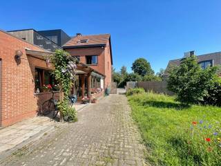 Gelegen tussen de dorpskernen van Oelegem en Ranst, tevens goede uitvalsbasis naar Antwerpen.<br /><br />PERCEEL<br />Grote en volledig afgesloten tuin.<br />Garage en afdak.<br /><br />KELDER<br /><br />INDELING GELIJKVLOERS<br />Inkomhal / traphal.<br />Leefruimte met aangrenzend de ruime leefkeuken.<br />Badkamer met ligbad (combi douche).<br />Apart toilet.<br />Handige bergruimte.<br /><br />INDELING VERDIEPING<br />Apart toilet.<br />Twee aangenaam, ruime slaapkamers.<br />Vaste trap naar de zolderverdieping.<br /><br />INDELING ZOLDERVERDIEPING<br />Grote open ruimte, te gebruiken als derde slaapkamer of naar ieders wens.<br /><br /><br />BIJZONDERHEDEN<br />Dak = geïsoleerd (hellend dak met 200mm MV / plat dak met 60mm MW).<br />Ramen: enkele houten ramen en verder PVC ramen (dubbel glas en HR glas).<br />Verwarming: speksteenkachel (hout) in de leefuimte + elektrisch. Huidige bewoners betalen maandelijks 100 euro voor elektriciteit, mede door de aanwezigheid van de zonnepanelen (5.925Wp) op het dak van de garage.<br />De speksteenkachel geeft tot 8u later nog warmte af bij een gebruik van 10kg hout.<br />Er zit al isolatie in de gevels maar door het opvullen van de spouw, kan een EPC label C behaald worden.<br />Bruikbare vloeropp. volgens EPC: 165 m².<br />Het onderdak werd in 2012 helemaal vernieuwd.<br />Slechts één asbestmateriaal gevonden: masal venstertablet.<br /><br /><br />POSITIEVE ASPECTEN<br />Rustig doch centraal gelegen.<br />Mooie tuin