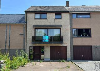 Charmante bel-etagewoning met 3 slaapkamers en 2 badkamers. Deze woning bestaat op het gelijkvloers uit een ruime inkomhal, garage, berging...