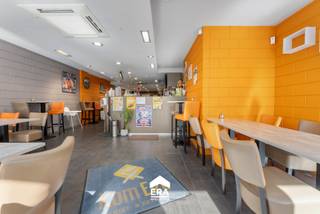 Handelspand met woonst gelegen op een uiterst commerciële ligging.Commercieel en zeer verzorgd pand, momenteel ingericht als frituur, met diverse...