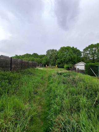 - Bouwgrond van 420m² gelegen in een rustige doodlopende straat in de akkerdries straat.<br />- Lokale speeltuin van de straat gelegen achter de tuin. Ideaal voor kindjes.<br />- Dichtbij het centrum van Beerse.<br />- Geen bouwverplichting.<br />- Een halfopen bebouwing mag men bouwen.
