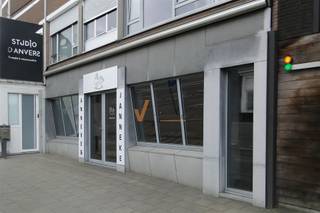 Op een goede locatie langs de Kapelsesteenweg vind je dit  instapklare handelsgelijkvloers van 275 m². De brede etalage trekt blikken, de...