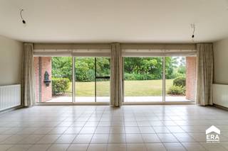Dit gelijkvloers appartement in een kleinschalige residentie combineert rust, groen en comfort. De ruime en lichtrijke leefruimte met...