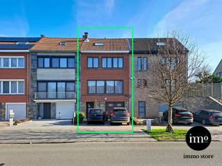 <p>Immo Store presenteert een bel-étage woning, gelegen in een groene en aangename omgeving met een vlotte bereikbaarheid en alle voorzieningen in de nabije omgeving. Deze locatie combineert rust met een praktische ligging, ideaal voor wie comfortabel wil wonen met alles binnen handbereik. De woning beschikt over een inpandige garage en een ruime oprit met plaats voor meerdere wagens, aangevuld met extra kelderruimte voor stockage of hobby. Via de inkomhal bereikt u de eerste verdieping waar zich een grote en lichtrijke leefruimte bevindt met eetplaats en aansluitende keuken. De keuken biedt een directe toegang tot de grote, gezellige tuin, waardoor binnen en buiten naadloos in elkaar overvloeien. Dit zorgt voor een bijzonder aangename woonbeleving en maakt het ideaal voor wie graag geniet van het buitenleven. Op de tweede verdieping bevinden zich twee volwaardige slaapkamers en een douchekamer. De extra ruimte met trap naar de zolder biedt tal van mogelijkheden en kan perfect ingericht worden als dressing, bureau of extra bergruimte. Verder beschikt de woning over een ruime zolderverdieping die perfect kan worden ingericht als extra slaapkamer, werkruimte of hobbykamer. Deze woning biedt een doordachte indeling, veel lichtinval en tal van uitbreidingsmogelijkheden, ideaal voor gezinnen of wie op zoek is naar ruimte en comfort. Grijp deze unieke IMMO STORE-kans met beide handen! Plan vandaag nog je bezoek! Bel ons op 02/203.03.03 of stuur een mail naar info@immo-store.be!</p>