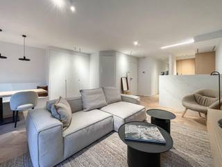 <p>Appartement entièrement rénové avec 2 chambres complètes...</p>
<p>Situé dans une petite résidence, au centre de Knokke, cet appartement magnifiquement rénové séduit par ses finitions haut de gamme et l’utilisation de matériaux de qualité. Le hall d’entrée avec vestiaire mène vers le lumineux séjour avec salle à manger et parquet en pointe de Hongrie, prolongé par la cuisine semi-ouverte équipée d’appareils Miele. À l’arrière se trouvent deux chambres complètes avec placards intégrés, chacune disposant de sa propre salle de douche. Un WC séparé ainsi qu’une cave privative dans la résidence complètent le confort.</p>
<p>L’appartement est proposé entièrement prêt à emménager : luminaires, rideaux, mobilier et ustensiles de cuisine sont inclus.</p>
<p>Le loyer s’élève à 1.650 € par mois, avec un forfait de 115 € par mois pour les charges de copropriété. L’appartement sera disponible à partir du 01/12/2025.</p>