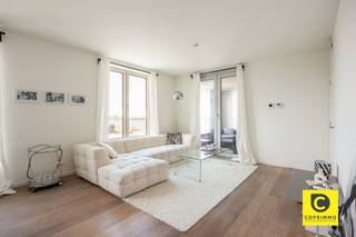 <h2><span>Ruim en energiezuinig 3-slaapkamerappartement met westgericht terras en mogelijkheid tot ondergrondse staanplaats op het geliefde Eilandje</span></h2><p><span> </span></p><p><span>Kattendijkdok-Westkaai 71 maakt deel uit van de prestigieuze Westkaai-torens, ontworpen door het wereldvermaarde architectenbureau David Chipperfield Architects. De architectuur wordt gekenmerkt door tijdloze elegantie, hoogwaardige materialen en een doordachte indeling waarbij licht, ruimte en panoramische zichten centraal staan. Een unieke combinatie van internationaal gerenommeerde architectuur, uitzonderlijk wooncomfort en een topligging op het bruisende Eilandje maakt van dit gebouw een van de meest gegeerde residenties van Antwerpen</span><span>.</span></p><p><span> </span></p><p><span>Locatie</span></p><p><span>Wonen op 't Eilandje betekent wonen in één van de meest gegeerde en dynamische buurten van Antwerpen. Deze bruisende wijk combineert een unieke maritieme sfeer met een uitgebreid aanbod aan gezellige restaurants, hippe cafés en tal van recreatiemogelijkheden langs de vernieuwde kaaien. Het iconische MAS en het historische stadscentrumbevindt zich op wandelafstand. Ook voor uw dagelijkse boodschappen, scholen en sportfaciliteiten hoeft u zich nooit ver te verplaatsen. Bovendien geniet u hier van een uitstekende bereikbaarheid. Dankzij de nabijheid van tram- en bushaltes, het station Antwerpen-Dam en de vlotte aansluiting op de Ring en de belangrijkste invalswegen bent u zowel met het openbaar vervoer als met de wagen steeds snel op uw bestemming. Kortom, een locatie waar stadsleven, ontspanning en mobiliteit perfect samenkomen.</span></p><p><span>Indeling</span></p><p><span> </span></p><p><span>Op een toplocatie op 't Eilandje, op de 7de verdieping van een recent appartementsgebouw (bouwjaar ca. 2016), bevindt zich dit uitzonderlijk lichtrijke en ruime 3-slaapkamerappartement. Dankzij de hoge ligging, de vele raampartijen en de westelijke oriëntatie geniet u hier dagelijks van een prachtige lichtinval en een schitterend uitzicht. </span></p><p><span> </span></p><p><span>Via de verzorgde inkomhal en de lift bereikt u het appartement. De ruime inkomhal, afgewerkt met een stijlvolle grijze tegelvloer die doorloopt doorheen het appartement, vormt de ideale ontvangst.</span></p><p><span>De leefruimte van maar liefst ca. 36 m² baadt in het natuurlijke licht dankzij de grote raampartijen. De warme parketvloer en de royale afmetingen bieden voldoende plaats voor een gezellige zithoek en een ruime eettafel. Aansluitend bevindt zich de moderne open keuken, volledig uitgerust met alle hedendaagse comfort en toestellen.</span></p><p><span>Naast de keuken bevindt zich een praktische technische ruimte/berging met aansluitingen voor wasmachine en droogkast, aangevuld met extra opbergruimte.</span></p><p><span>Vanuit de leefruimte heeft u toegang tot het ruime westgerichte terras, waar u in alle rust kunt genieten van de namiddag- en avondzon. Dankzij de ligging op de 7de verdieping geniet u bovendien van een prachtig open uitzicht over de Schelde een unieke plek om volledig tot rust te komen.</span></p><p><span>Het appartement beschikt over drie volwaardige slaapkamers, waarvan meerdere een mooi uitzicht bieden op het Kattendijkdok en het iconische Havenhuis.</span></p><p><span>De moderne badkamer is uitgerust met een douche, ligbad en een dubbele lavabo met mechanische ventilatie. Verder is er een apart gastentoilet aanwezig.</span></p><p><span>Een ondergrondse autostaanplaats kan optioneel worden aangekocht (prijs op aanvraag).</span></p><p><span> </span></p><h3><span>Troeven</span></h3><ul><li><span>Ruim en lichtrijk 3-slaapkamerappartement </span></li><li><span>Gelegen op een absolute toplocatie op 't Eilandje </span></li><li><span>Recent appartementsgebouw (bouwjaar ca. 2016) </span></li><li><span>Gunstig EPC</span></li><li><span>Ruim westgericht terras </span></li><li><span>Prachtig open uitzicht over de Schelde </span></li><li><span>Drie volwaardige slaapkamers </span></li><li><span>Individuele kelderberging</span></li><li><span>Mogelijkheid tot aankoop van een ondergrondse autostaanplaats (prijs op aanvraag) </span></li></ul><p><span> </span></p><p><span>Dit instapklare appartement biedt de perfecte combinatie van ruimte, comfort en een absolute topligging. Een unieke opportuniteit voor wie wil genieten van modern wonen met alle troeven van 't Eilandje binnen handbereik. </span></p><p><span> </span></p>