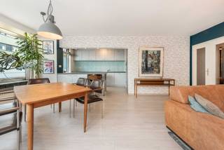 Instapklaar 3-slaapkamerappartement in hartje Borgerhout<br /><br />Belangrijkste kenmerken:<br /><br />-113 m², instapklaar en modern ingericht<br />-3 slaapkamers<br />-Lichtrijke open leefruimte met grote ramen<br />-Vernieuwde keuken met AEG-apparatuur<br />-2 terrassen, badkamer met bad en douche<br />-Extra apart toilet<br />-Veiligheidsdeur en ruime inkomhal<br />-Centrale ligging in hartje Borgerhout<br />-Vlotte verbinding met autostrade<br /><br />Omschrijving:<br />Dit lichtrijke 3-slaapkamerappartement (momenteel ingericht als 2 slaapkamers + bureauruimte) bevindt zich in hartje Borgerhout, op een boogscheut van het Moorkensplein en ’t Laar, waar de bruisende buurt echt tot leven komt. Dankzij de ligging vlak bij de Turnhoutsebaan heb je tal van voedingswinkels, bakkers, speciaalzaken en eetgelegenheden letterlijk om de hoek.<br /><br />Voor de deur vind je een tram- en bushalte met directe verbindingen naar Antwerpen-Centraal en het stadscentrum, beide op slechts 5 à 10 minuten te voet bereikbaar. Liever met de fiets of auto? Voor het appartement is een publieke parkeergarage en met de auto ben je onmiddellijk op de belangrijke invalswegen.<br /><br />Het appartement van 113 m² is instapklaar, onmiddellijk beschikbaar en beschikt over een volledig vernieuwde, uitstekend uitgeruste keuken. Alle toestellen zijn van AEG en omvatten een ingebouwde wasmachine, vaatwasser, combi-oven, inductiekookplaat, aparte diepvriezer en koelkast. Vanuit de keuken heb je bovendien toegang tot een eigen terras.<br /><br />De open indeling van keuken, eetkamer en leefruimte zorgt voor een ruimtelijk gevoel en maakt het gemakkelijk om in contact te blijven met je gasten. Grote ramen zorgen voor een overvloed aan natuurlijk licht, waardoor de leefruimtes extra aangenaam zijn.<br /><br />De badkamer werd eveneens vernieuwd en is uitgerust met zowel een bad als een douche, een handdoekverwarmer en een moderne afwerking. Er is een toilet in de badkamer én een apart gastentoilet — ideaal voor grotere huishoudens.<br /><br />Aan de voorzijde bevinden zich twee slaapkamers, terwijl de derde slaapkamer aa