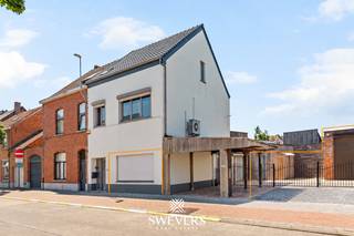 Voor meer info en foto’s, surf naar www.swevers.be – Ruim en instapklaar gelijkvloers appartement van 191 m² aan de Generaal de Krahestraat 106 bus 1 in Leopoldsburg. Deze eigendom combineert het comfort van gelijkvloers wonen met de ruimte van een gezinswoning. De flexibele indeling laat een klassieke gezinswoning of een kangoeroe-/zorgwoning toe, dankzij twee aparte inkomhallen, twee leefruimtes en twee badkamers. Afhankelijk van de gekozen indeling beschikt het appartement over twee tot vier slaapkamers. De leefruimte met open keuken bevindt zich achteraan en sluit aan op een praktische berging en wasplaats. Daarnaast zijn er nog extra ruimtes die ideaal zijn als bureau, hobbykamer of speelkamer. Het appartement werd recent gerenoveerd en biedt hedendaags wooncomfort met zonnepanelen, warmtepomp, aardgasverwarming, airconditioning, mechanische ventilatie en rolluiken. Buiten geniet u van een gezellig terras en een zonnig zuidwestgericht terras, ideaal om te ontspannen. Ook de parkeermogelijkheden zijn een grote troef, met een ruime inpandige garage geschikt voor een hoge SUV of bestelwagen, twee vergunde parkeerplaatsen en een extra staanplaats voor de garage. De centrale ligging is uitstekend, op wandelafstand van restaurants, openbaar vervoer, scholen, winkels en ontspanning. Dankzij de ruime indeling, dubbele bewoningsmogelijkheid, energiezuinige technieken en uitstekende bereikbaarheid is dit een veelzijdige eigendom die perfect aansluit bij grote gezinnen, thuiswerkers of wie op zoek is naar een woning met zorgmogelijkheden. Voor meer informatie, bel 011 255 155. Bron bewoonbare oppervlakte: EPC – verslag.
