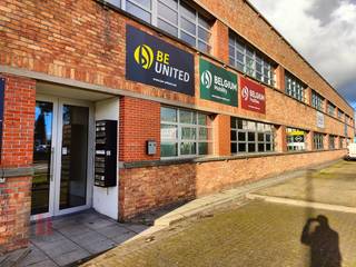 Vlot bereikbaar kantoor op zichtlocatie met een oppervlakte van 262 m² en alle faciliteiten te huur langs de Pathoekeweg en op amper 3,5 km van...