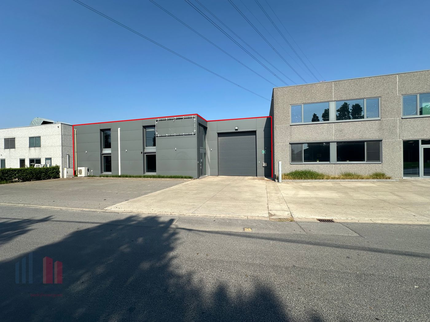 Magazijnruimte van 1.000 m² met 300 m² kantoorruimte, gelegen op een terrein van 1.557 m² - photo 3