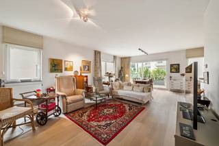 Kom dit prachtig appartement als eerste ontdekken op onze <strong>FIRST VISIT</strong><br />Zat 17/10 van 10u30-12u (enkel op reservatie) <br /><br /><strong>Exclusief en lichtrijk 3-slaapkamerappartement (130,5 m²) met riante terrassen op een toplocatie in Roeselare</strong><br /><br />Aan de Henri Horriestraat 27, onderdeel van het hoogwaardige nieuwbouwproject 'De Munt', bevindt zich dit uitzonderlijk ruime en luxueus afgewerkte appartement.<br />Waar De Munt bruist van de dynamiek, geniet u hier op het eerste verdiep van een aanzienlijk rustigere ligging met een vrij uitzicht richting kenniscentrum ARhus — zonder de directe passage van het plein.<br /><br /><strong>Troeven van deze eigendom:</strong><br />- Uitzonderlijke bewoonbare oppervlakte: Maar liefst 130,5 m² aan woonruimte.<br />- Optimale zonoriëntatie: 2 tot 3 terrassen (samen 37 m²) garanderen <em><strong>van 's morgens tot 's avonds zon en overvloedige lichtinval in het gehele appartement.</strong></em><br />- 3 volwaardige slaapkamers &amp; 2 badkamers: Inclusief een master bedroom met en-suite doucheruimte en directe toegang tot het terras.<br /><br />Exclusieve afwerkingsgraad: Voorzien van een grotere maatkeuken met composieten werkblad, kwalitatieve toestellen en hoogwaardige maatkasten.<br />Inclusief 2 kelderbergingen: Ruime en droge opslagruimte voor wijn, tuinmeubilair en overige spullen.<br /><br /><strong>Parkeermogelijkheden:</strong> Optie tot het huren of aankopen van een garagebox of autostaanplaats in het gebouw.<br />Toplocatie: Op wandelafstand van de Ooststraat, het station, Delhaize, horeca en parken.<br /><br /><strong>Indeling:</strong><br /><br />- Inkomhal: Ruime ontvangsthal met een royale ingebouwde vestiairekast en een apart gastentoilet.<br />- Liefdevolle leefruimte &amp; Keuken: Een bijzonder lichtrijke living met open, ergonomisch ingerichte keuken.<br />- Vanuit de keuken heeft u direct zicht op en toegang tot de terrassen.<br />- Praktische berging: Grote, afgesloten berging/wasplaats direct naast de keuken.<br />Slaapkamers &amp; Badkamers:<br />- 2 ruime slaapkamers met toegang tot de centrale badkamer (voorzien van ligbad en dubbele lavabo).<br />- 1 slaapkamer met en-suite doucheruimte (douche en lavabo) en een eigen terras aan de Henri Horriestraat.<br />- Extra private toiletvoorziening.<br /><br />Bel ons nu op het nummer 051/62.40.40 en maak een afspraak voor een persoonlijke rondleiding voor dit exclusief en recent appartement. 